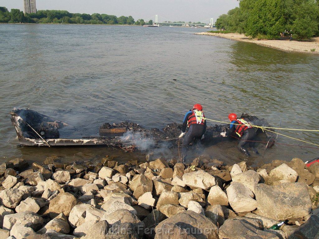 Kleine Yacht abgebrannt Koeln Hoehe Zoobruecke Rheinpark P089.JPG